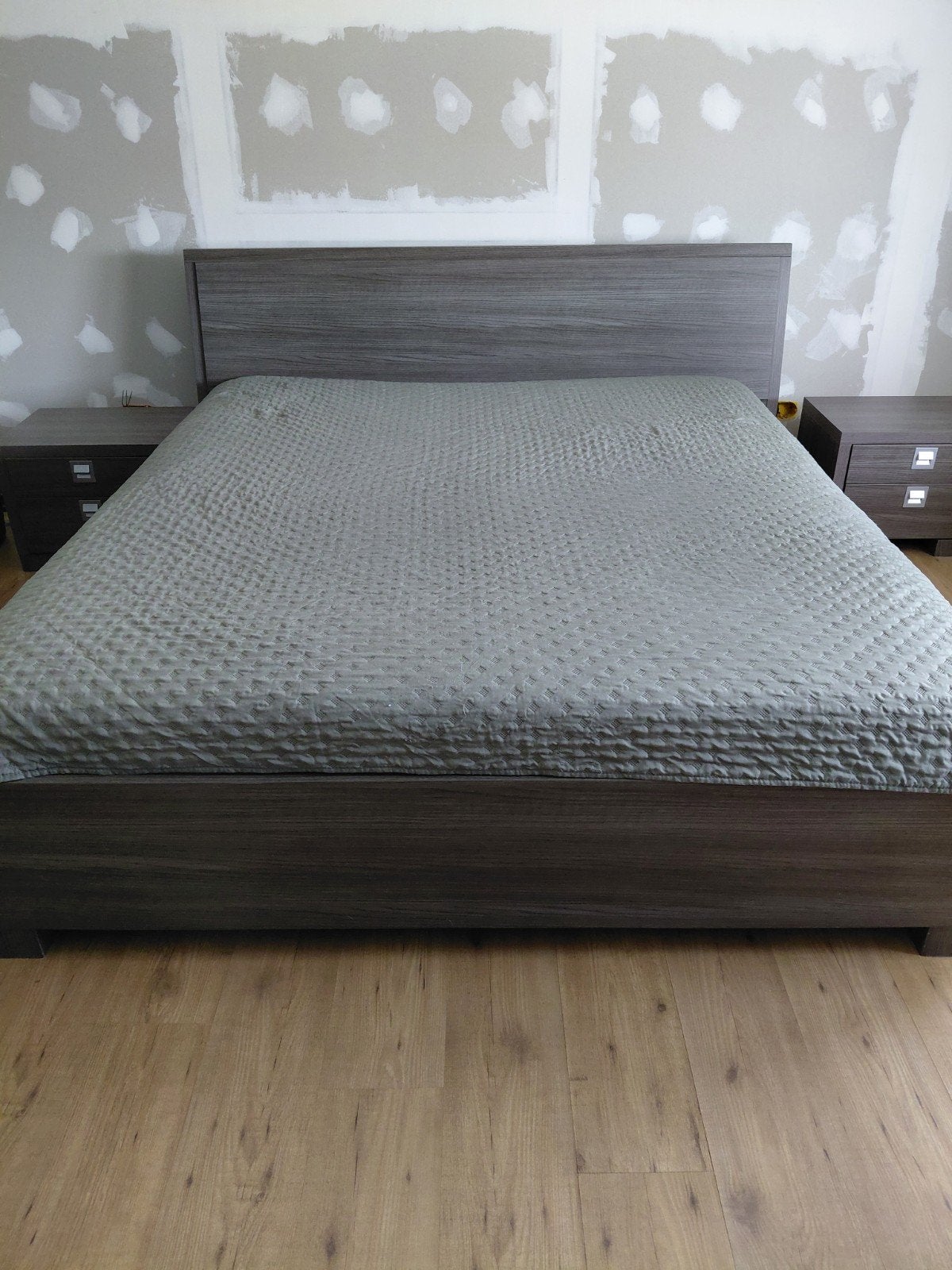 Bed 180x200 en 2 nachtkastjes 80€, Ophalen