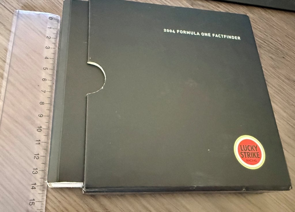 2004 FORMULA ONE FACTFINDER, LUCKY STRIKE, incl. CD, Enlèvement, Comme neuf, Autres sports