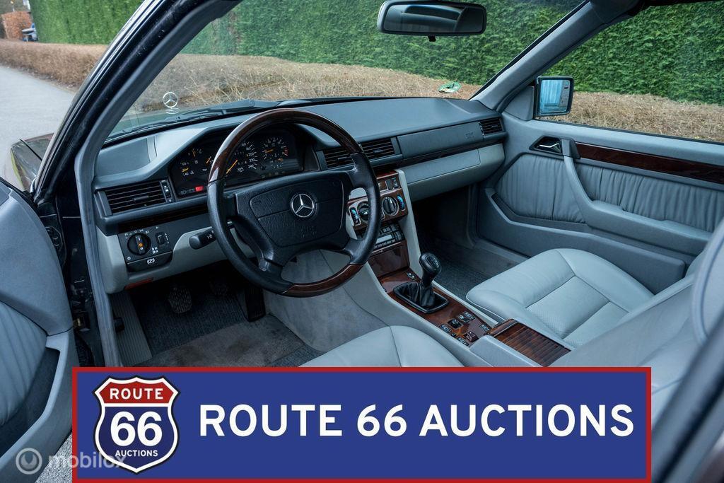 Mercedes-Benz E220 Cabriolet | 1994 | Route 66 Auctions, Auto's, Zwart, Mercedes-Benz, Bedrijf, Handgeschakeld