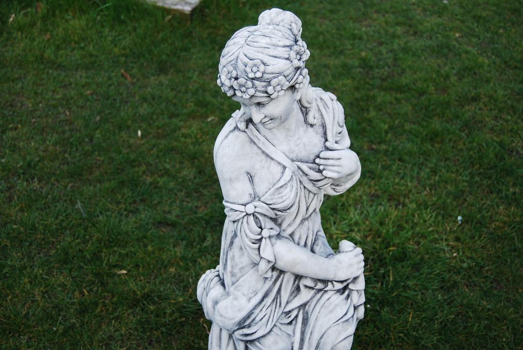 STATUE D'UNE ELEGANTE EN PIERRE PATINEE (hauteur 95 cm), Jardin & Terrasse, Enlèvement, Comme neuf, Autres matériaux, Homme