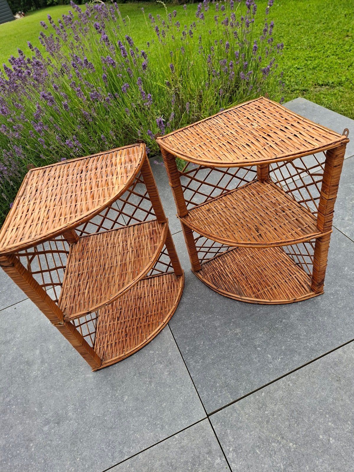 Deux étagères de coin en rotin. VINTAGE.  1970., Enlèvement