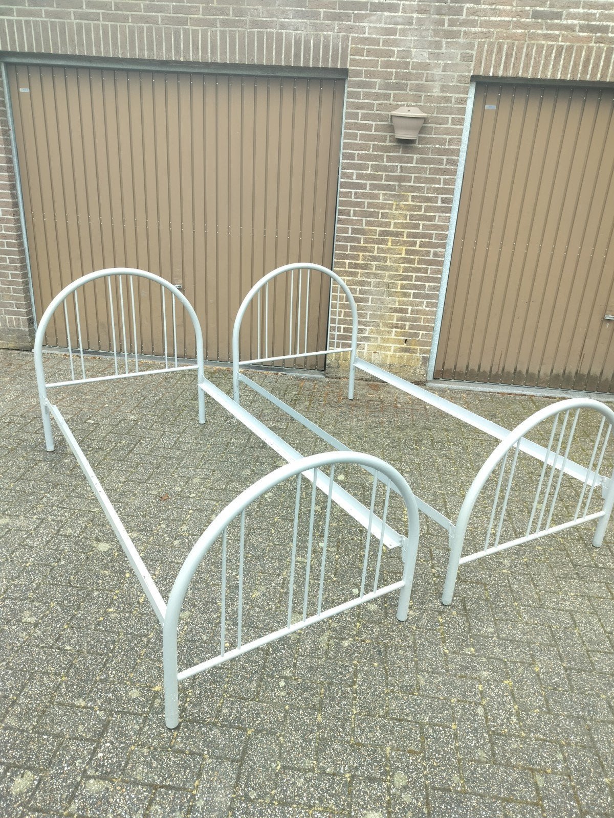 Eenpersoonsbed (2x), Enlèvement