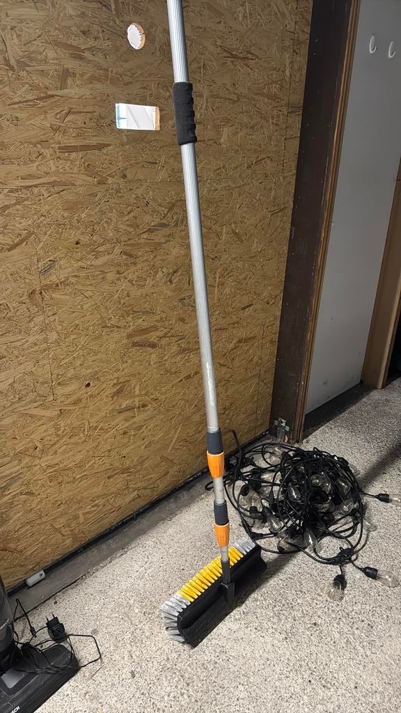 Borstel zonnenpanelen, Ophalen