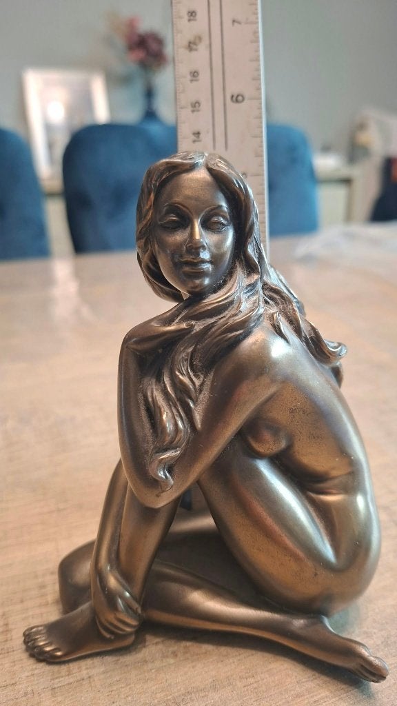 Vrouwelijk beeldje van messinghars, Antiek en Kunst, Ophalen of Verzenden, Brons