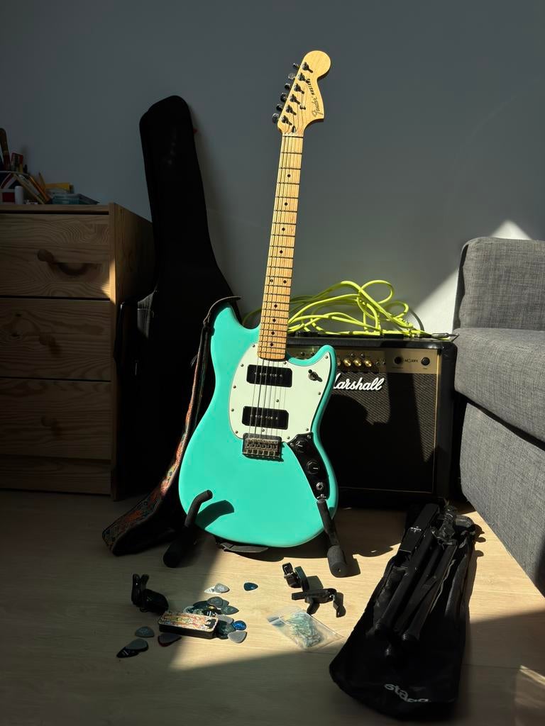 Fender Mustang p90 + amp + accesoires, Muziek en Instrumenten, Snaarinstrumenten | Overige, Ophalen