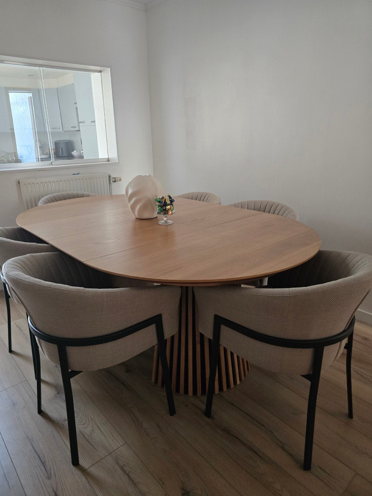 Eettafel met 6 stoelen

3-zitsbank

Fauteuil

Dressoir

Nach, Enlèvement ou Envoi