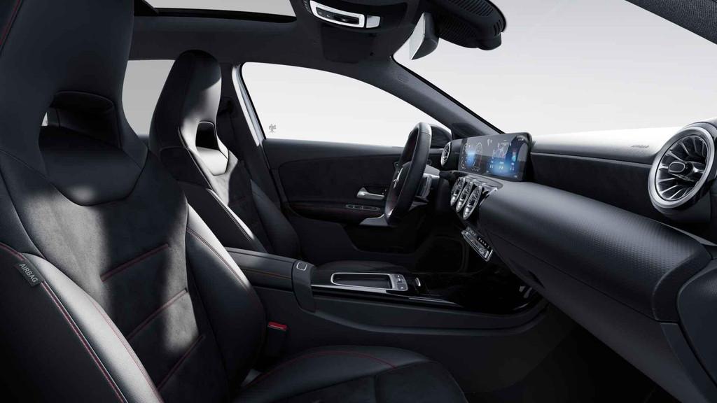 Mercedes-Benz A-Klasse 180 Hatchback AMG Line | Panoramisch, Auto's, Mercedes-Benz, Stof, Gebruikt, 4 cilinders, 136 pk