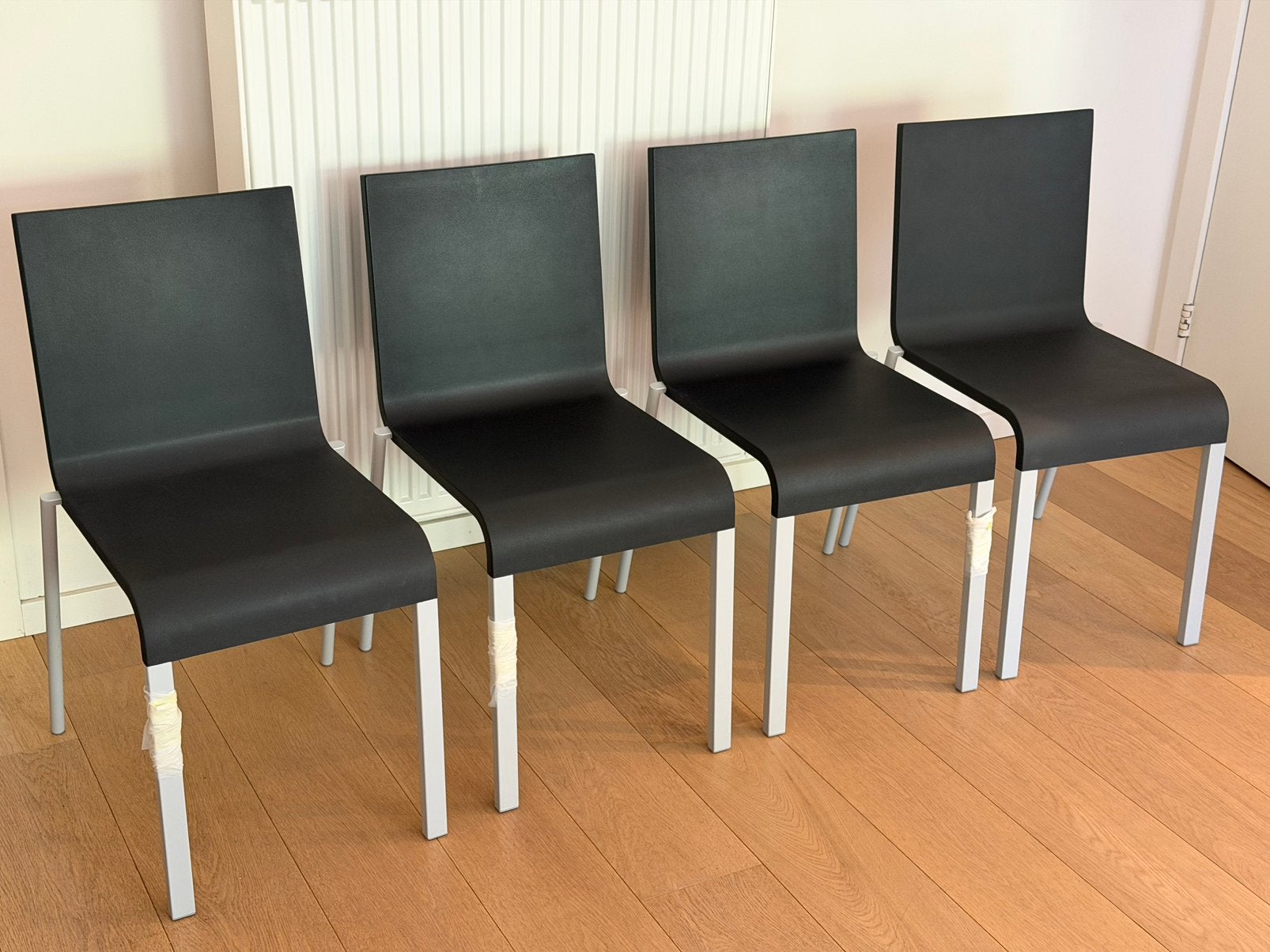Vitra .03 Zwart stapelbaar in hoede staat - 4 stuks, Huis en Inrichting, Gebruikt, Zwart, Ophalen of Verzenden, Vier