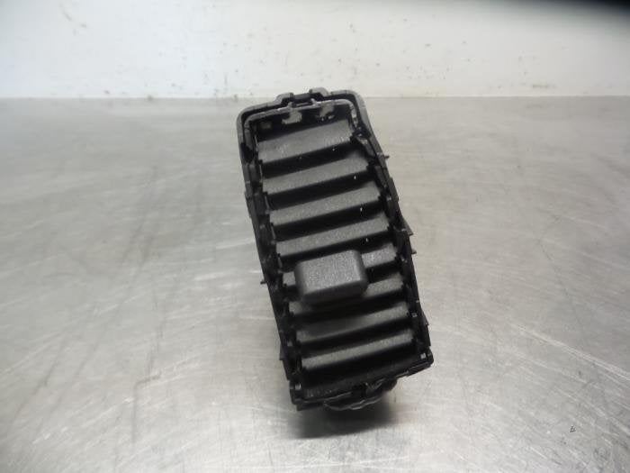 Grille aération tableau de bord d'un Nissan Micra (Micra 03, -, 3 mois de garantie, Utilisé, -