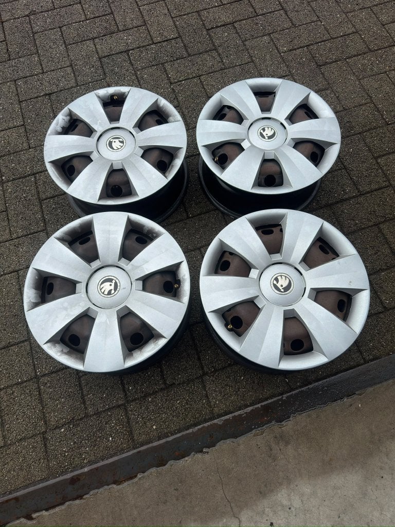 5x100 4stuk 15inch met wieldoppen skoda volkswagen seat 100€, Ophalen, Gebruikt, Audi