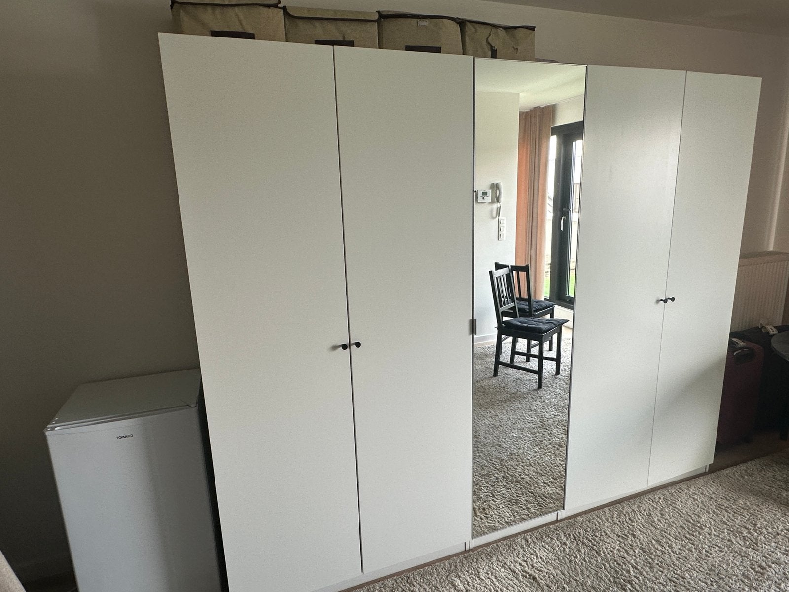 Grote witte kleerkast met spiegel – 5 deuren, Huis en Inrichting, Kasten | Kleerkasten, Ophalen, Zo goed als nieuw, 200 cm of meer