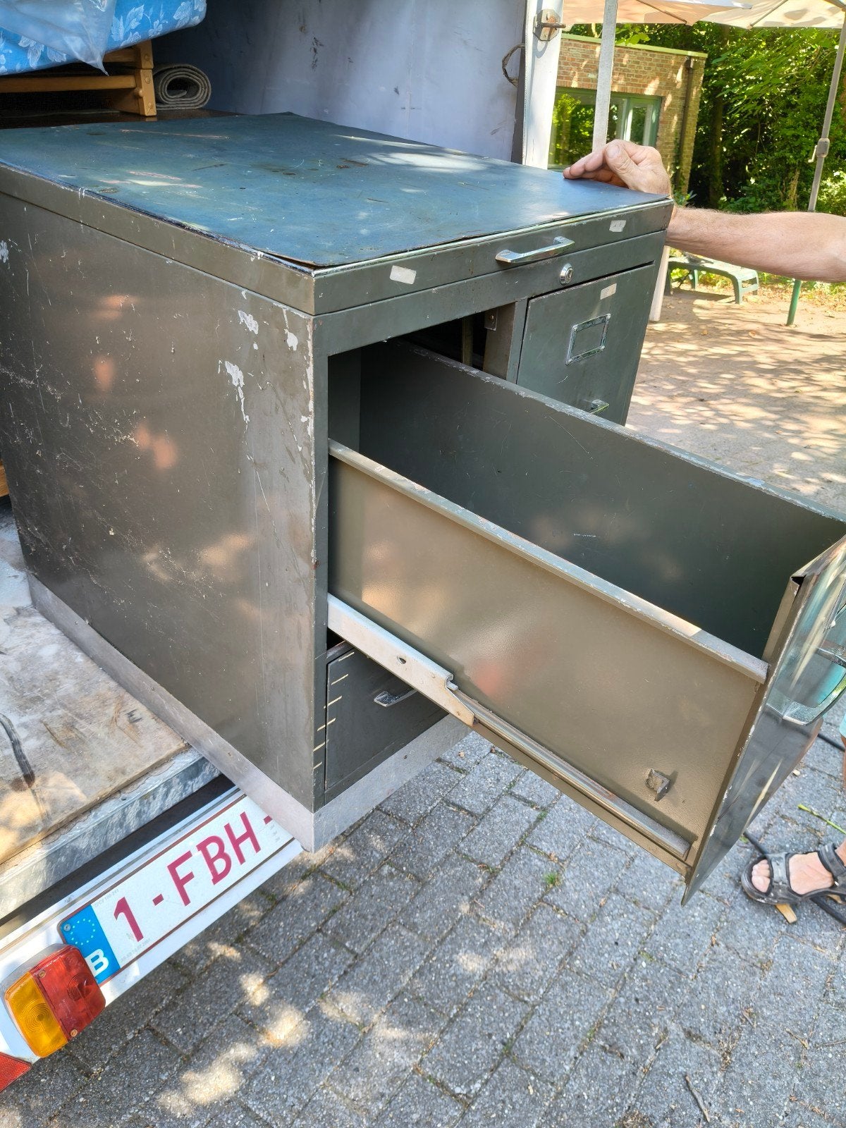 oude metalen kast, Enlèvement