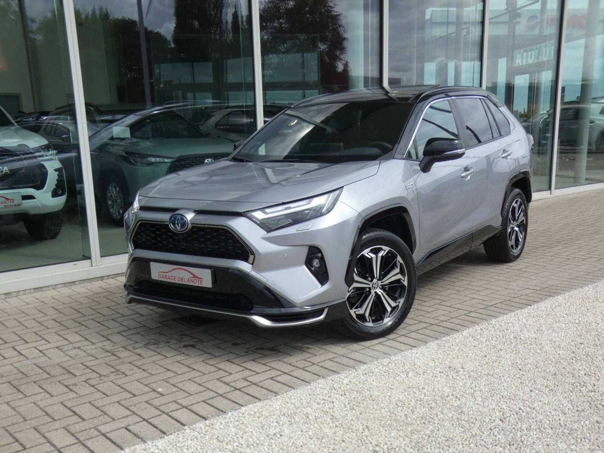 Toyota RAV4 *PLUG-IN* AWD Style Plus +PANO/OPEN DAK +TREKHAA, Auto's, 2005 kg, Gebruikt, Zwart, 4 cilinders