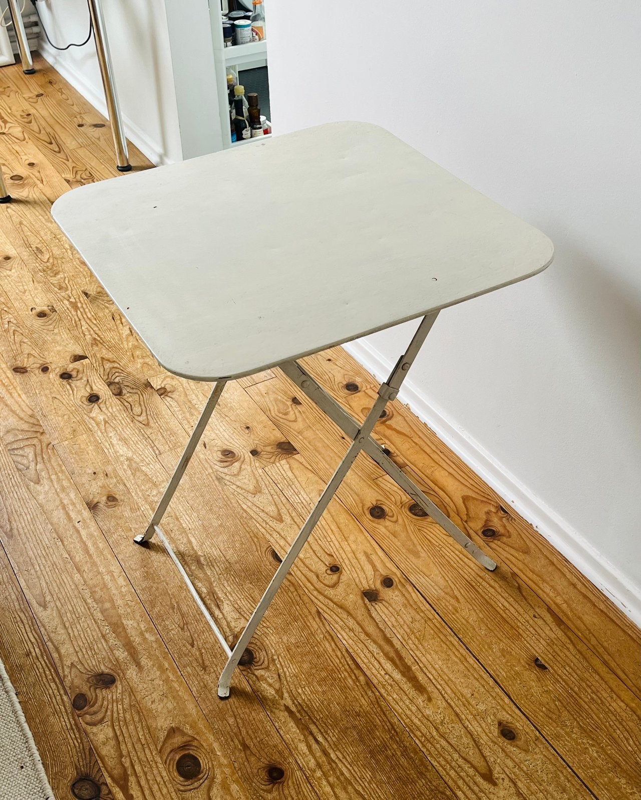 Table pliante vintage ancienne en métal blanc, Maison & Meubles, 55 à 75 cm, Carré, Enlèvement, Utilisé