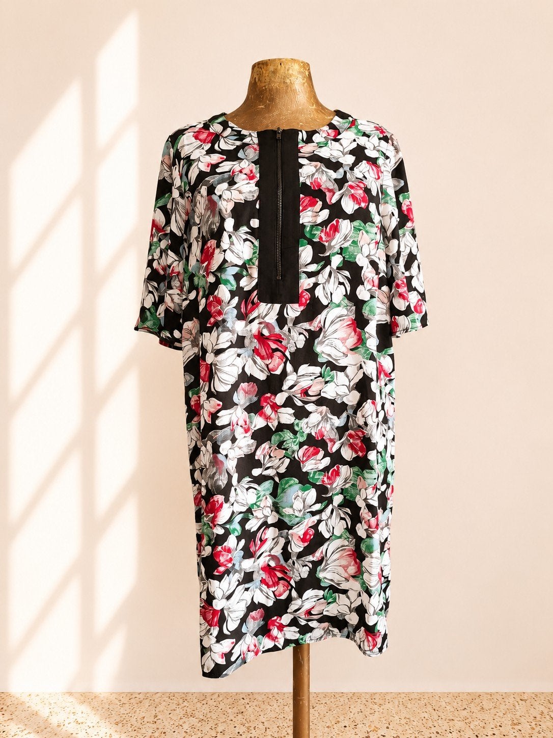 Robe chic fleurie Max Azria TS36 Neuve (achetée 99€), Neuf, Enlèvement ou Envoi, Taille 36 (S), Max Azria
