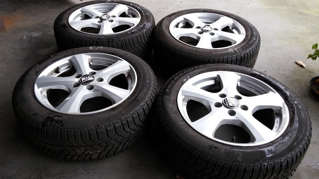 set v. 4 Pirelli-winterbanden 205/55 R16 91T op velg +bouten, Auto-onderdelen, Banden en Velgen, Band(en), Winterbanden, 16 inch