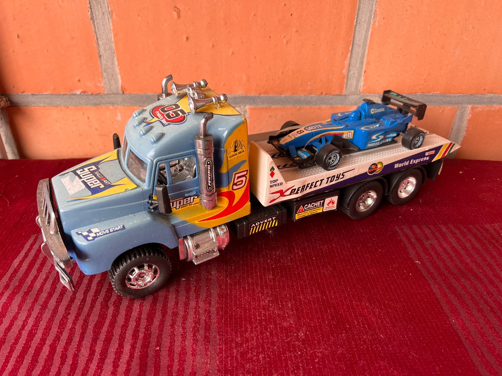 Vrachtwagen met f1 auto, Ophalen of Verzenden, Zo goed als nieuw