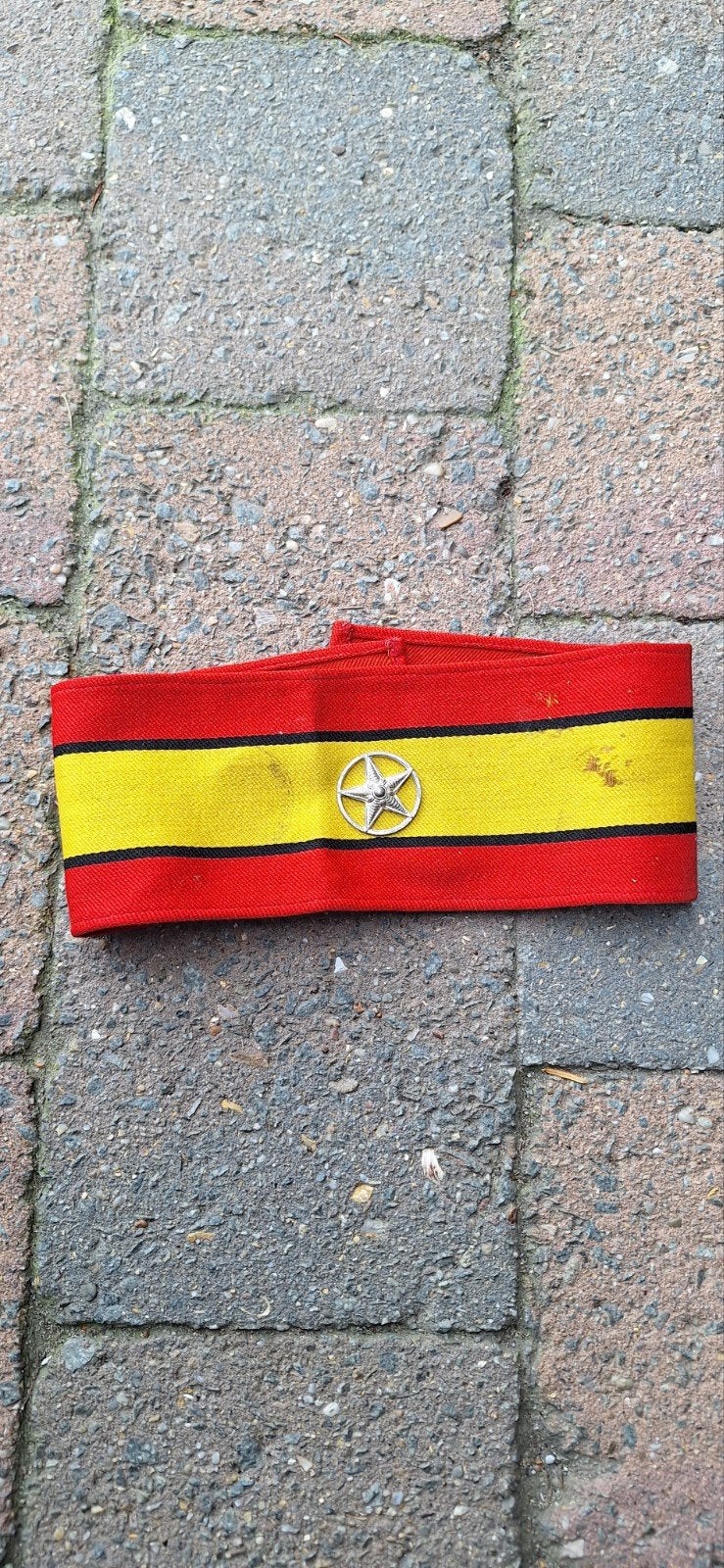 Belgische armband, Ophalen