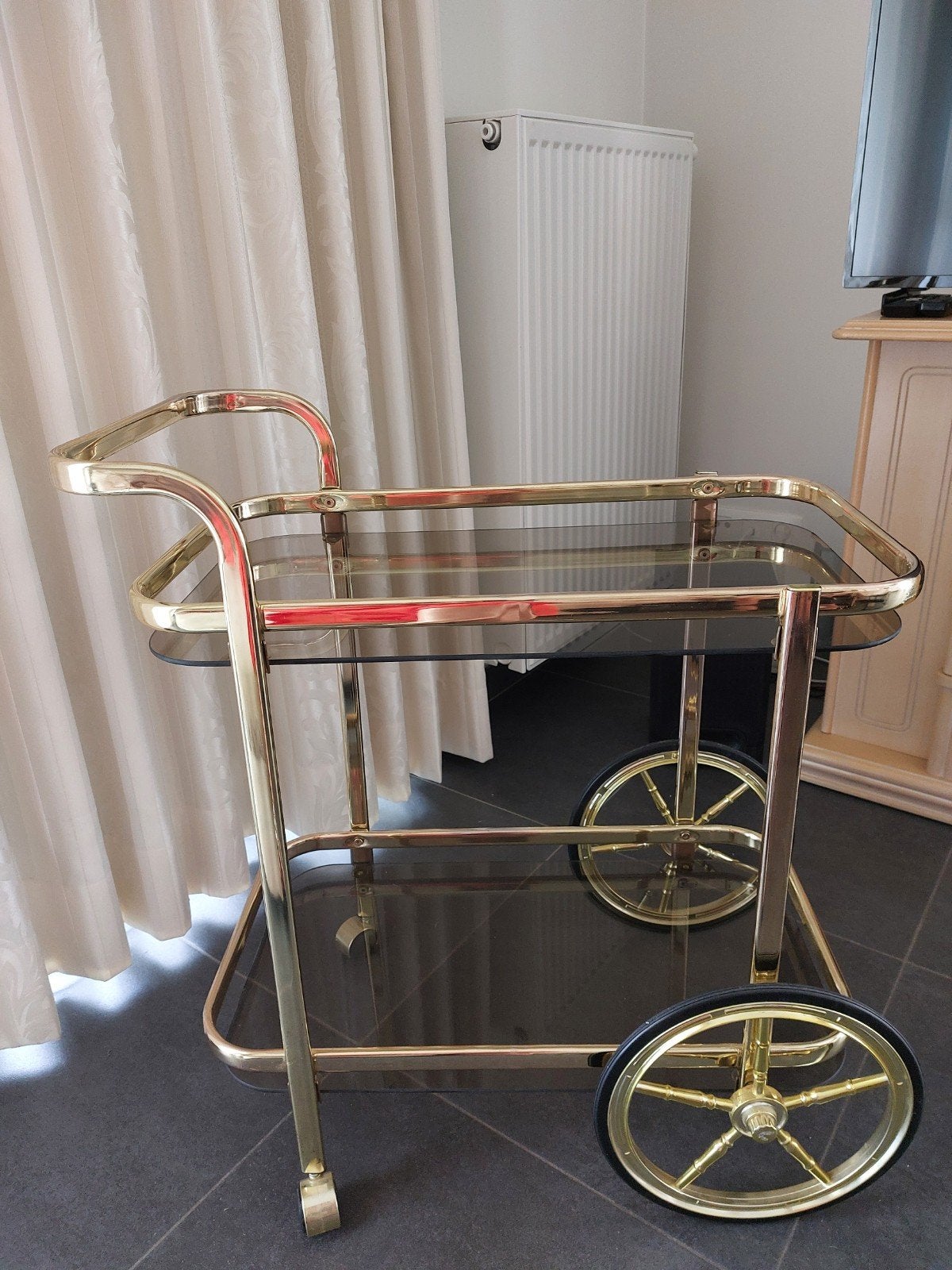 Messingkleurige serveerwagen, Ophalen