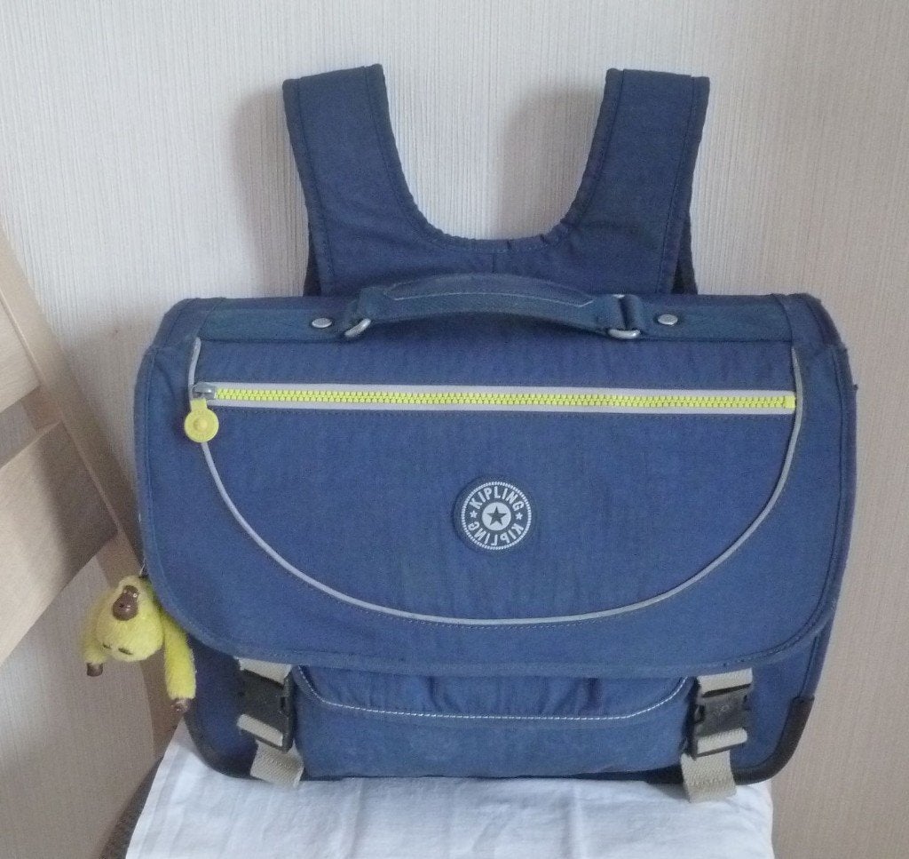 Kipling cartable bleu 3 comp (de 6 à 12 ans) + singe, Bijoux, Sacs & Beauté, Sacs | Cartables, Enlèvement ou Envoi, 30 à 40 cm