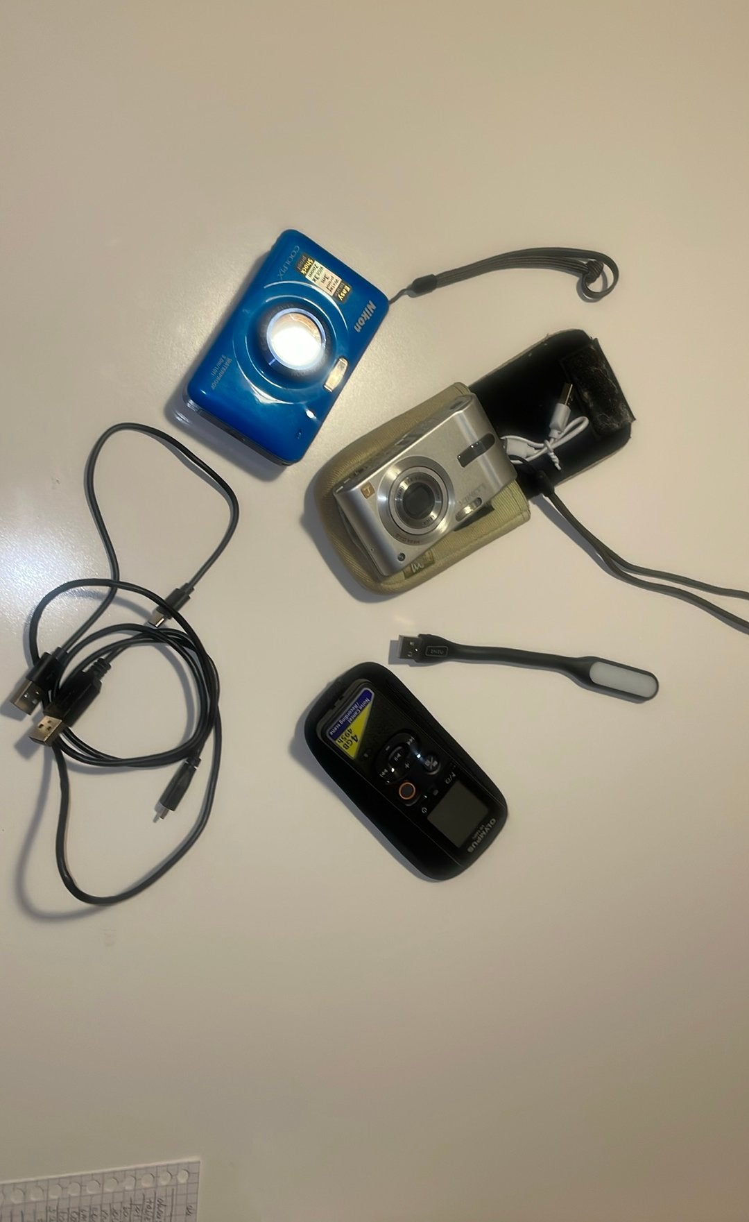 Lot de gadgets digitaux: 2 appareils photo -audio- lampe USB, TV, Hi-fi & Vidéo, Sacoche d'appareil photo, Enlèvement ou Envoi