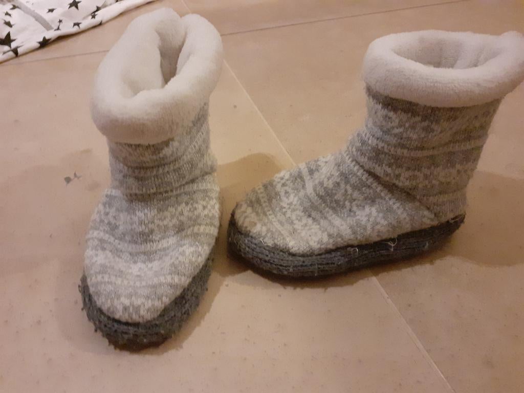 Warme pantoffles maat 22-23, Kinderen en Baby's, Babykleding | Schoentjes en Sokjes, Gebruikt, Jongetje of Meisje, Slofjes, Ophalen of Verzenden