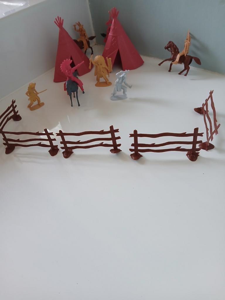 Deze set bestaat uit vintage plastic speelgoedfiguren van co, Bijoux, Sacs & Beauté, Broches, Enlèvement