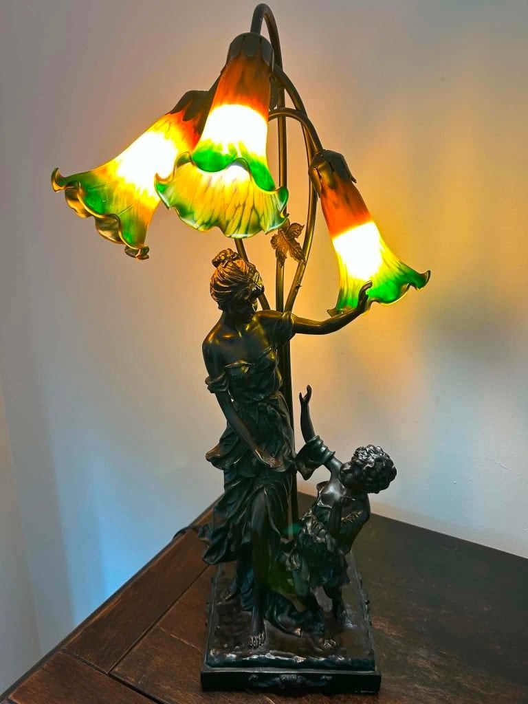 Lampe style Art nouveau-Femme et enfant-3 tulipes en verre, Maison & Meubles, Lampe figurine, Comme neuf, Verre, Enlèvement
