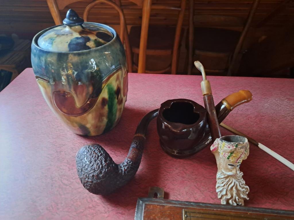 ceci n'est pas un pipe, Enlèvement, Cendrier