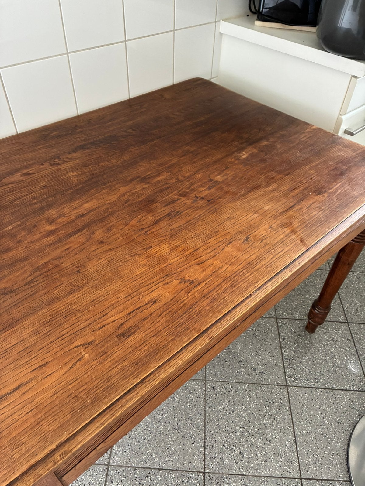 Ancienne table de cuisine, Enlèvement