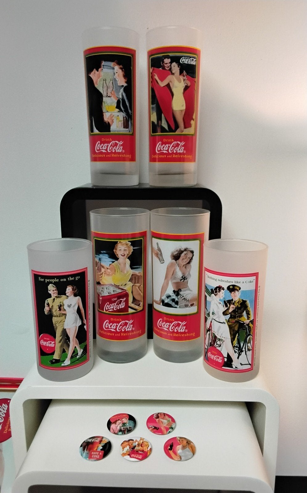 Vintage Coca-Cola Pin-Up Collectie – 6 Glazen + 5 Pins, Verzamelen, Ophalen of Verzenden, Zo goed als nieuw, Frisdrankglas