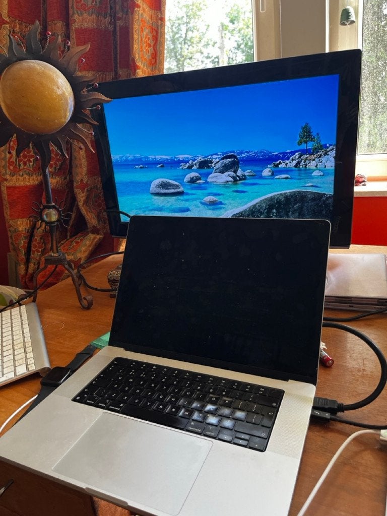 MacBook Pro 16” 2021 M1 Pro 16GB 512GB Silver – écran cassé, Qwerty, 512 GB, 16 pouces, Utilisé