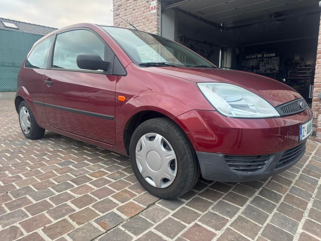 Ford fiesta 1.3i 2004 120000km kettingmotor! Gekeurd!, Auto's, Bedrijf, Radio, Handgeschakeld, Berline