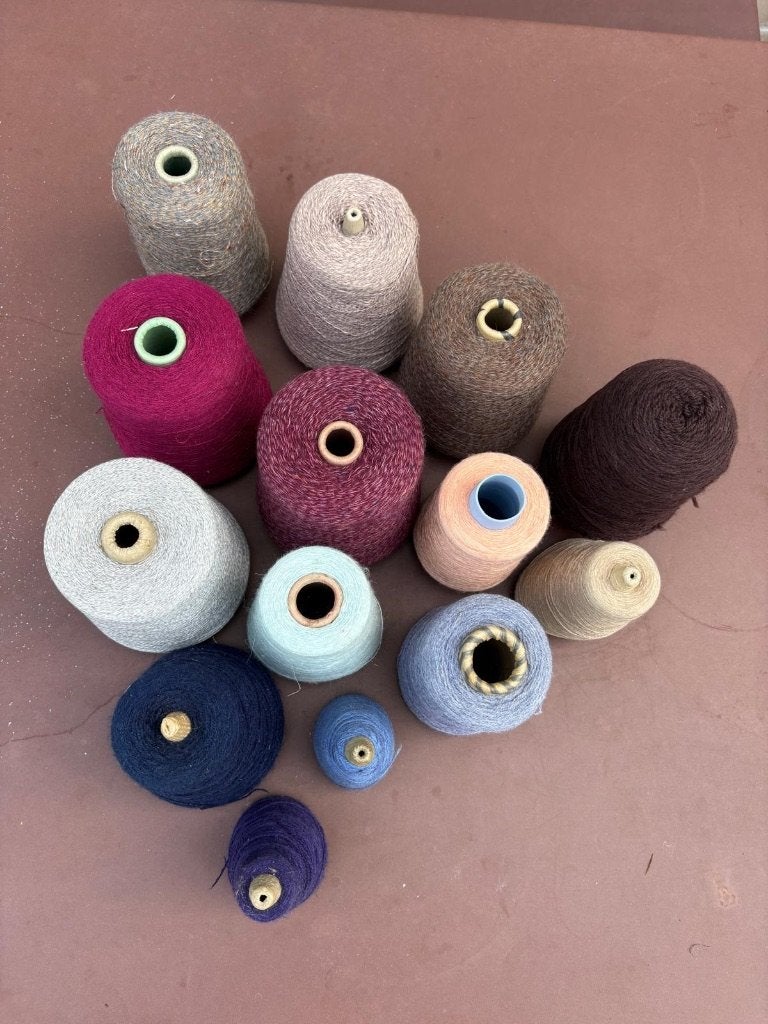 Partij weefgaren / wol / garen op cones – diverse kleuren, Enlèvement, Utilisé, Tricot ou Crochet, Laine ou Fils