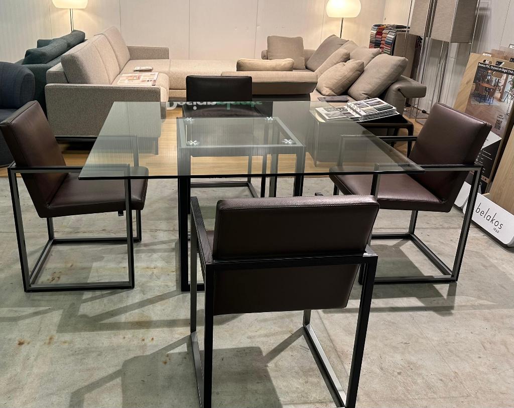 NIEUWSTAAT Leolux Window Tafel NP €3500 + GARANTIE, Ophalen of Verzenden, Zo goed als nieuw, Glas, Vier personen