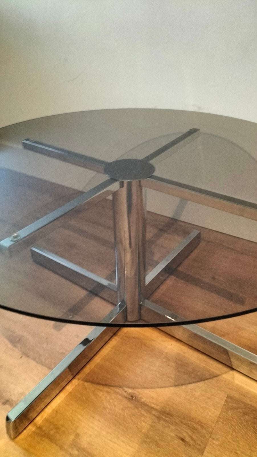 Retro ronde salontafel met gerookt glas., Ophalen, Rond, 50 tot 100 cm, Glas