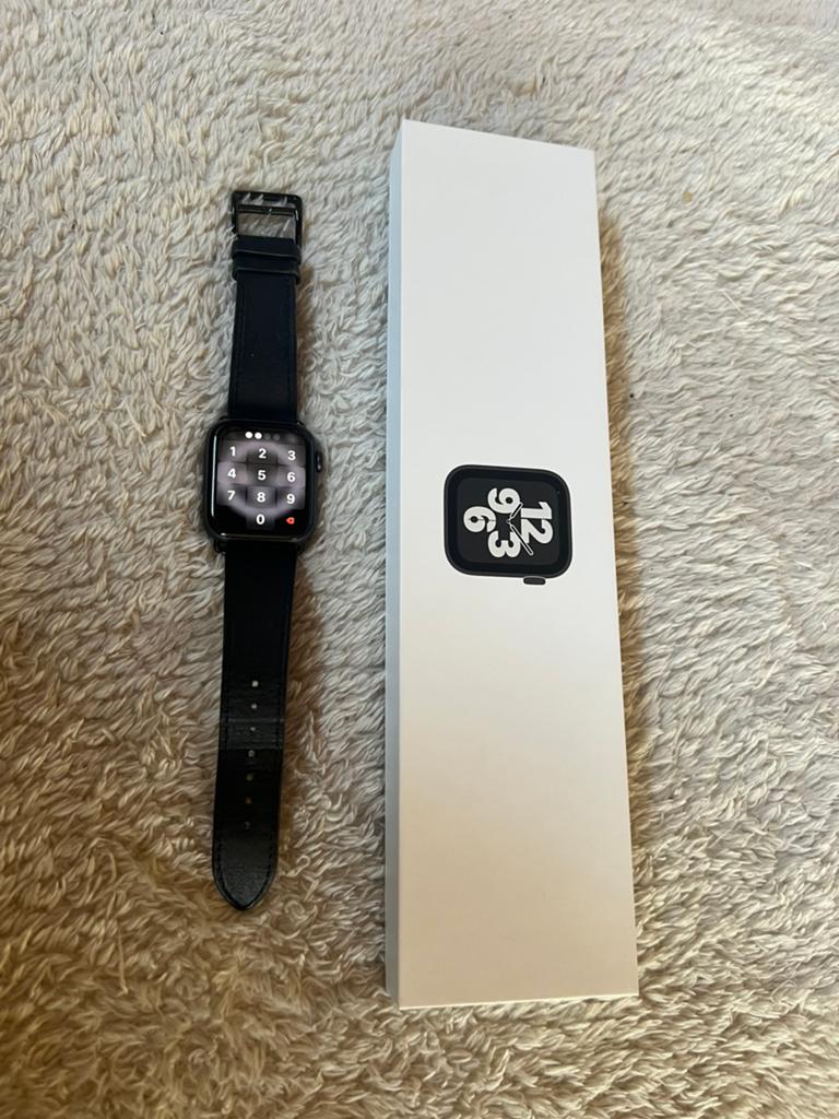 Apple Watch SE 44mm GPS – Très bon état – Boîte incluse, Enlèvement ou Envoi, État, Comme neuf, Noir