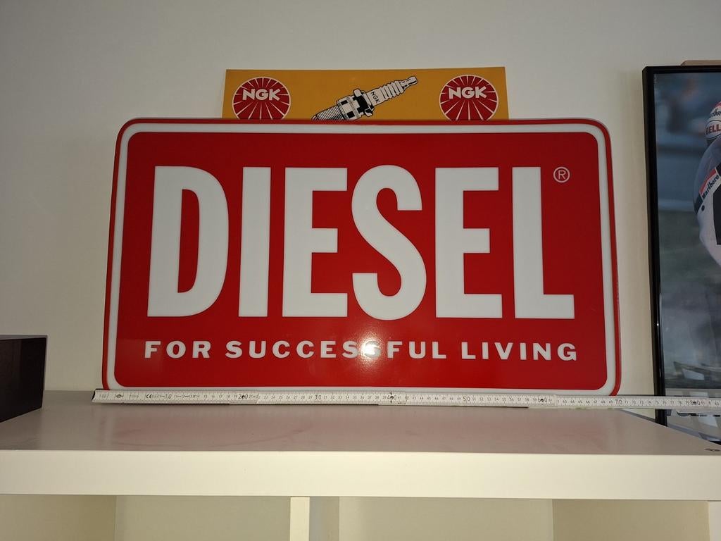 Diesel lichtreclame, Ophalen