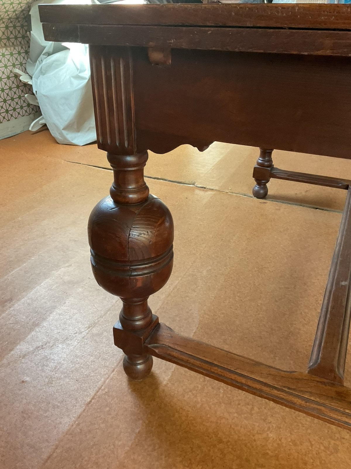 Antieke tafel en stoelen, Enlèvement