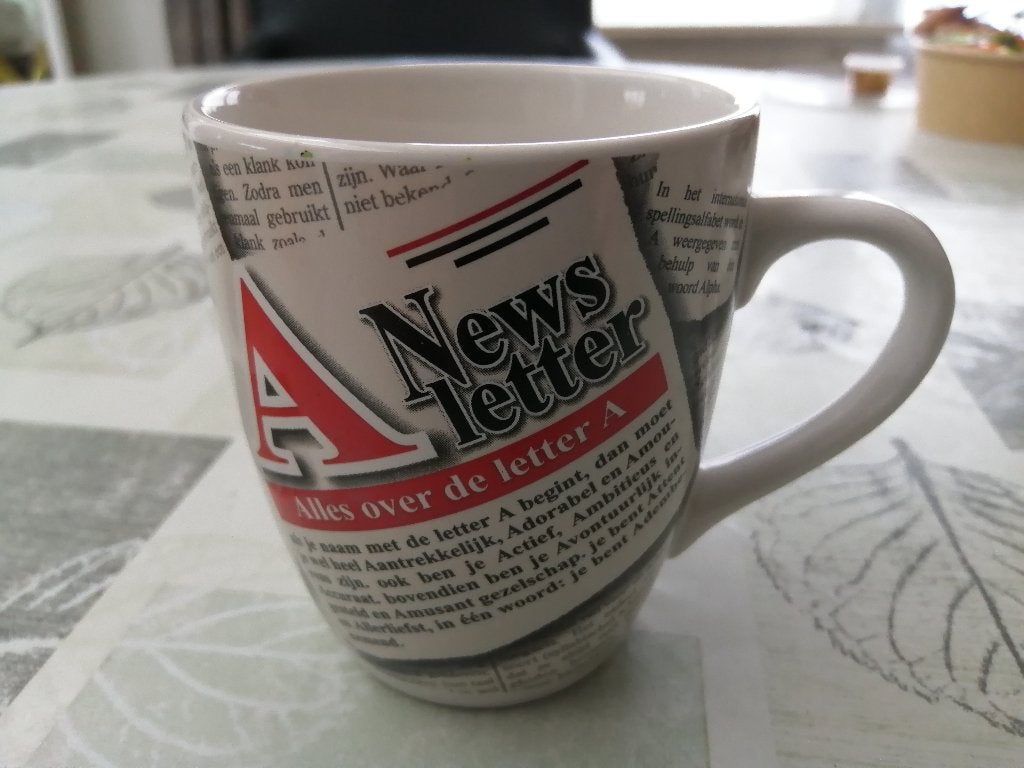 grote mok DE LETTER A ( NIEUW, Huis en Inrichting, Keuken | Servies, Ophalen of Verzenden, Nieuw, Aardewerk, Mok