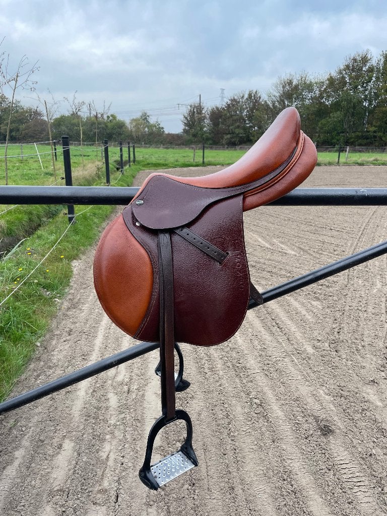 Ikonic zadel - 17,5” M, Dieren en Toebehoren, Ophalen, L (17.5 inch), Ikonic, Middel