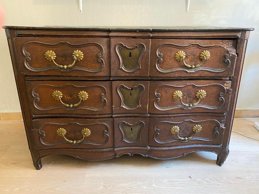 Commode du XVIIIe siècle, Enlèvement