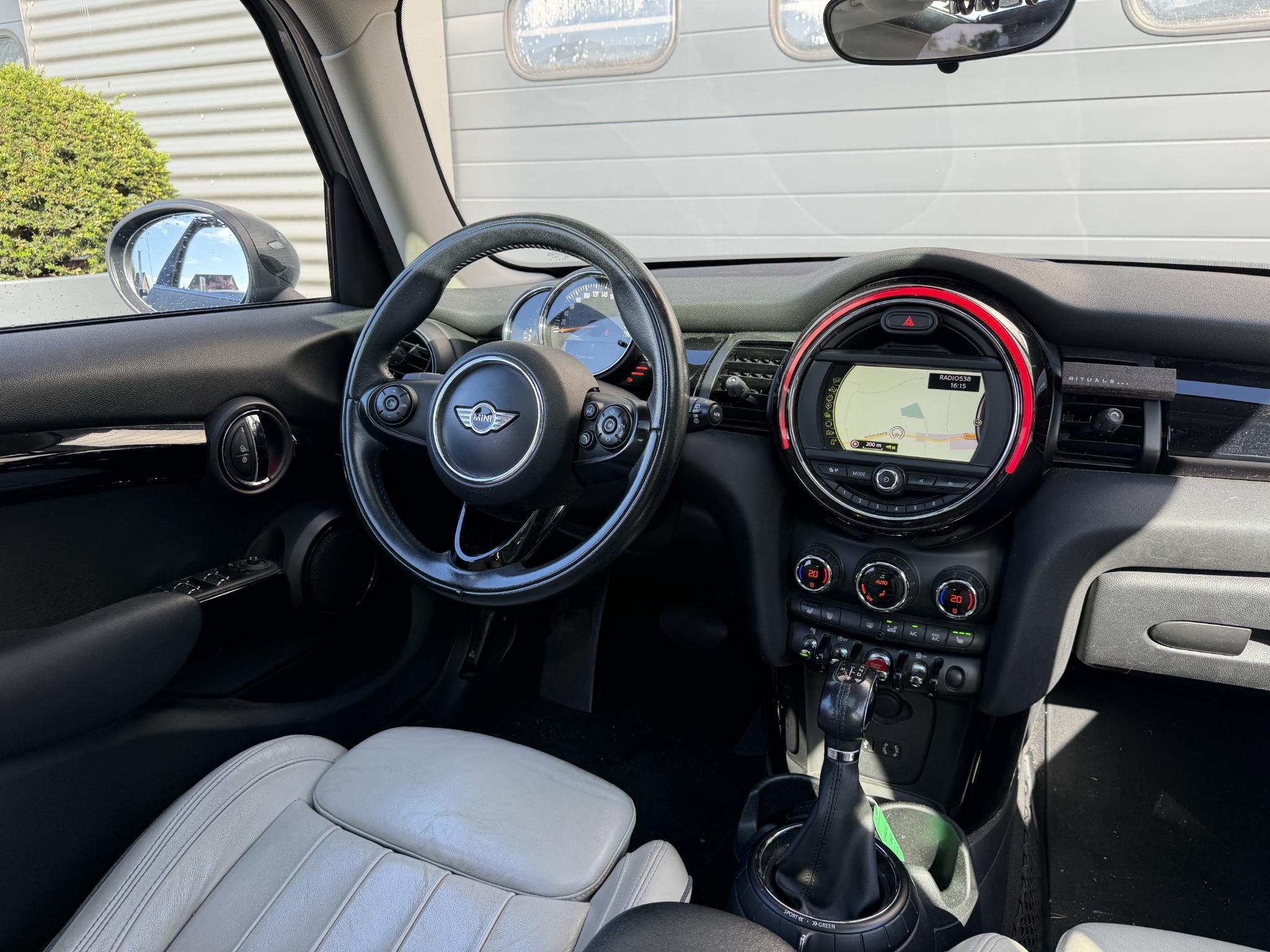 MINI 5-Deurs 1.5 Cooper Chili Serious Business | Panoramdak, Auto's, Gebruikt, Euro 6, 136 pk, Leder en Stof