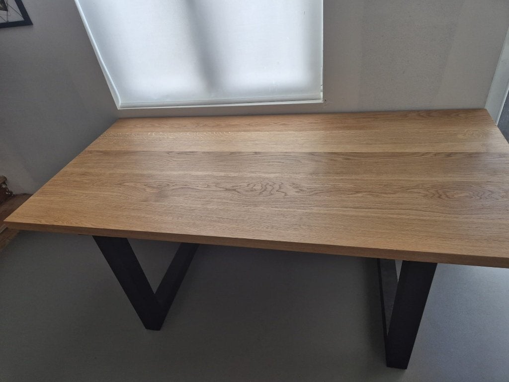 massief eiken tafel met mat zwart ge poedercoaten onderstel, Huis en Inrichting, Tafels | Eettafels, Ophalen, Nieuw, 50 tot 100 cm