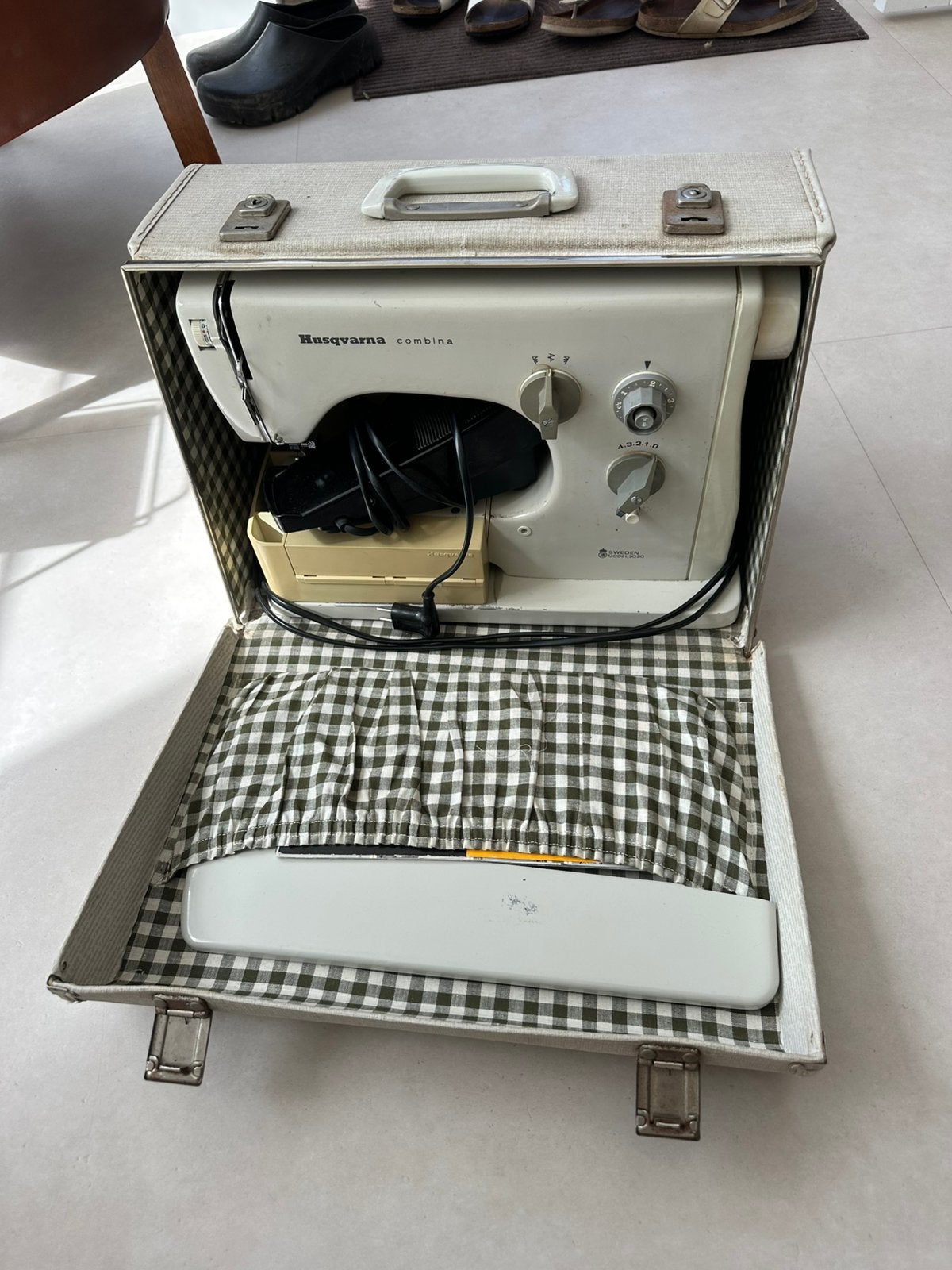 Vintage Husqvarna Combina 3020 naaimachine – Voor onderdelen, Hobby en Vrije tijd, Naaimachines en Toebehoren, Ophalen, Gebruikt
