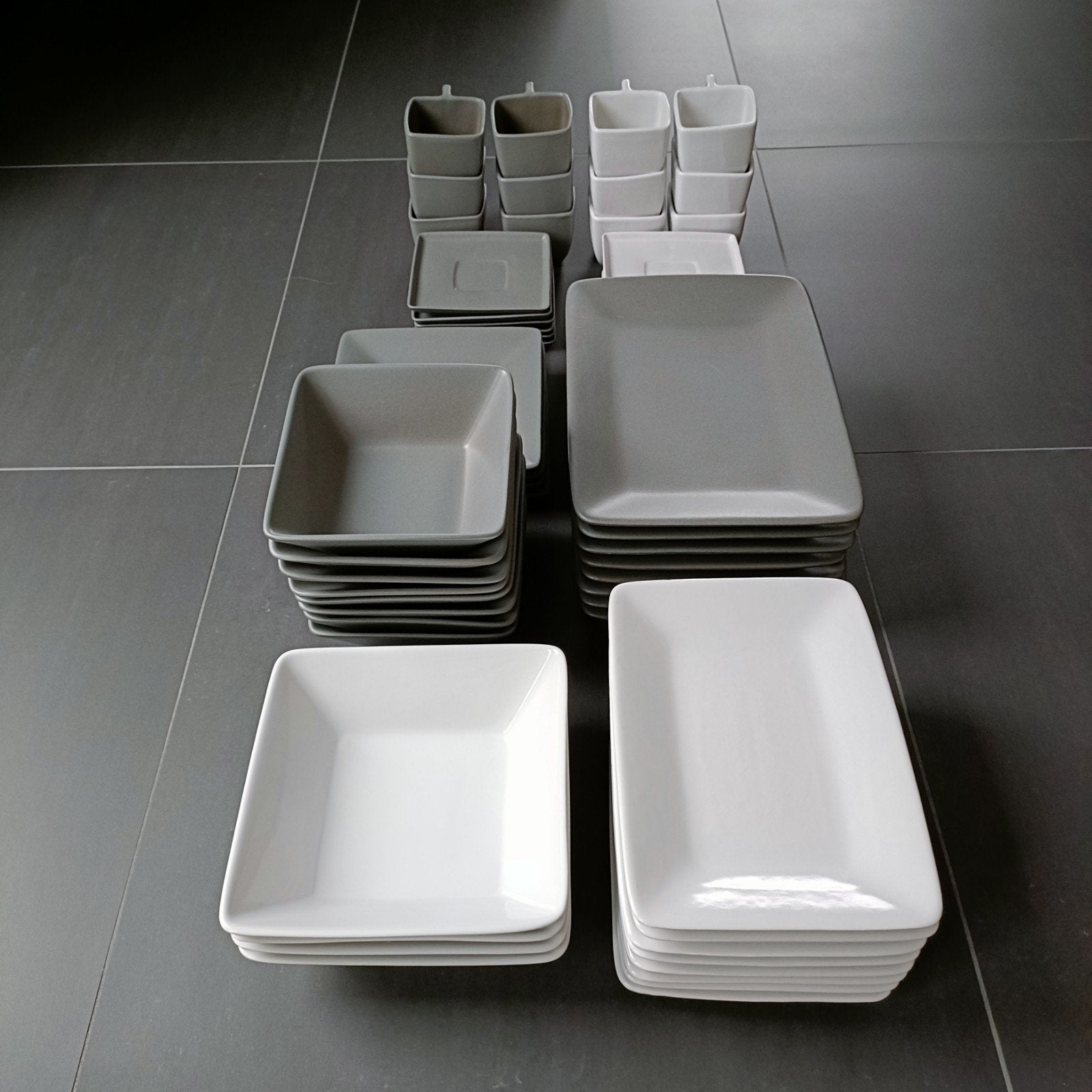 Modern servies grijs/ wit merk Vista 56 stuks, Enlèvement, Moderne, Assiettes(s)