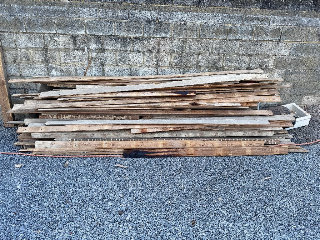 PLANCHES de BOIS sec POUTRELLES + LAMBRIS (ancien plafond), Bricolage & Construction, Bois & Planches, Enlèvement