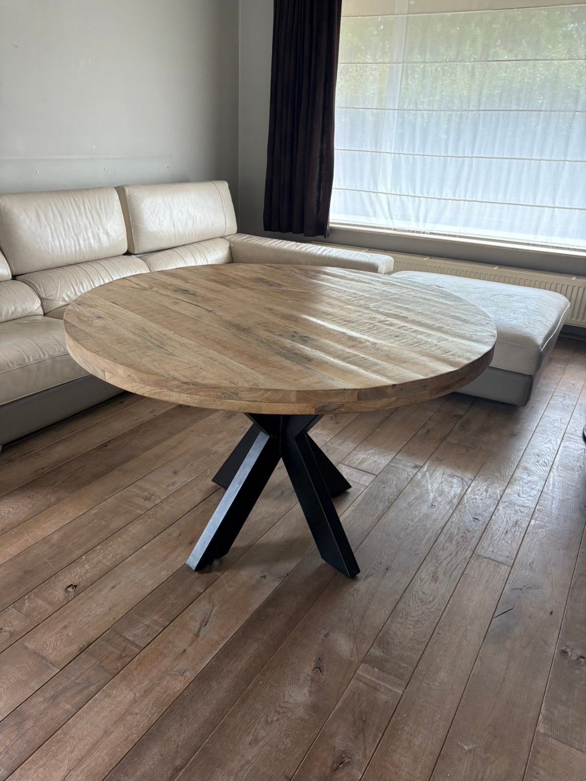 Ronde houten tafel met metalen poot, Huis en Inrichting, Tafels | Eettafels, Ophalen, Zo goed als nieuw