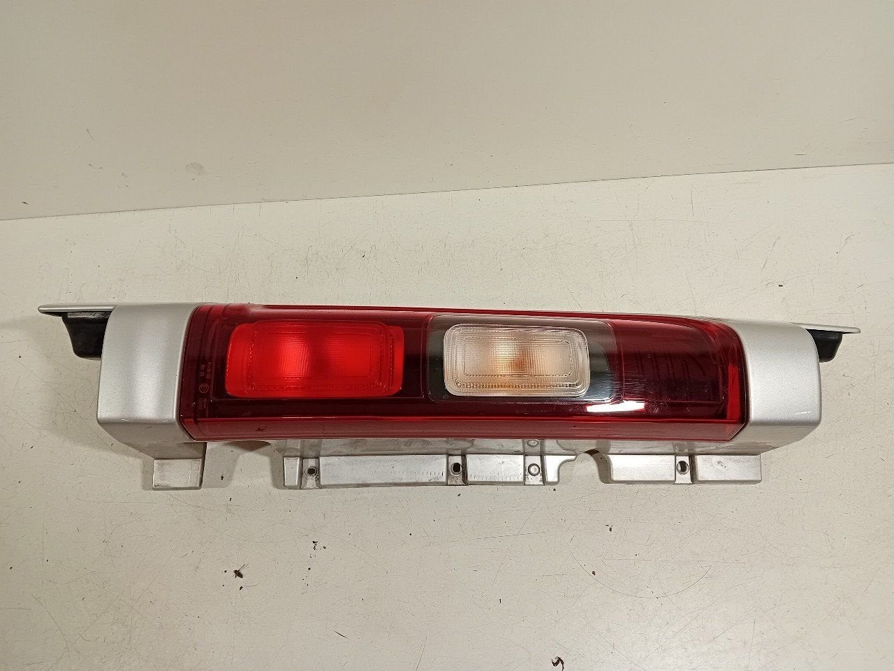 Achterlicht links buiten Opel Vivaro, Auto-onderdelen, Onderdelen@venauto.nl, Van der Ven Autorecycling B.V., Gebruikt, Ettenseweg 76, 4706 PB Roosendaal, The Netherlands