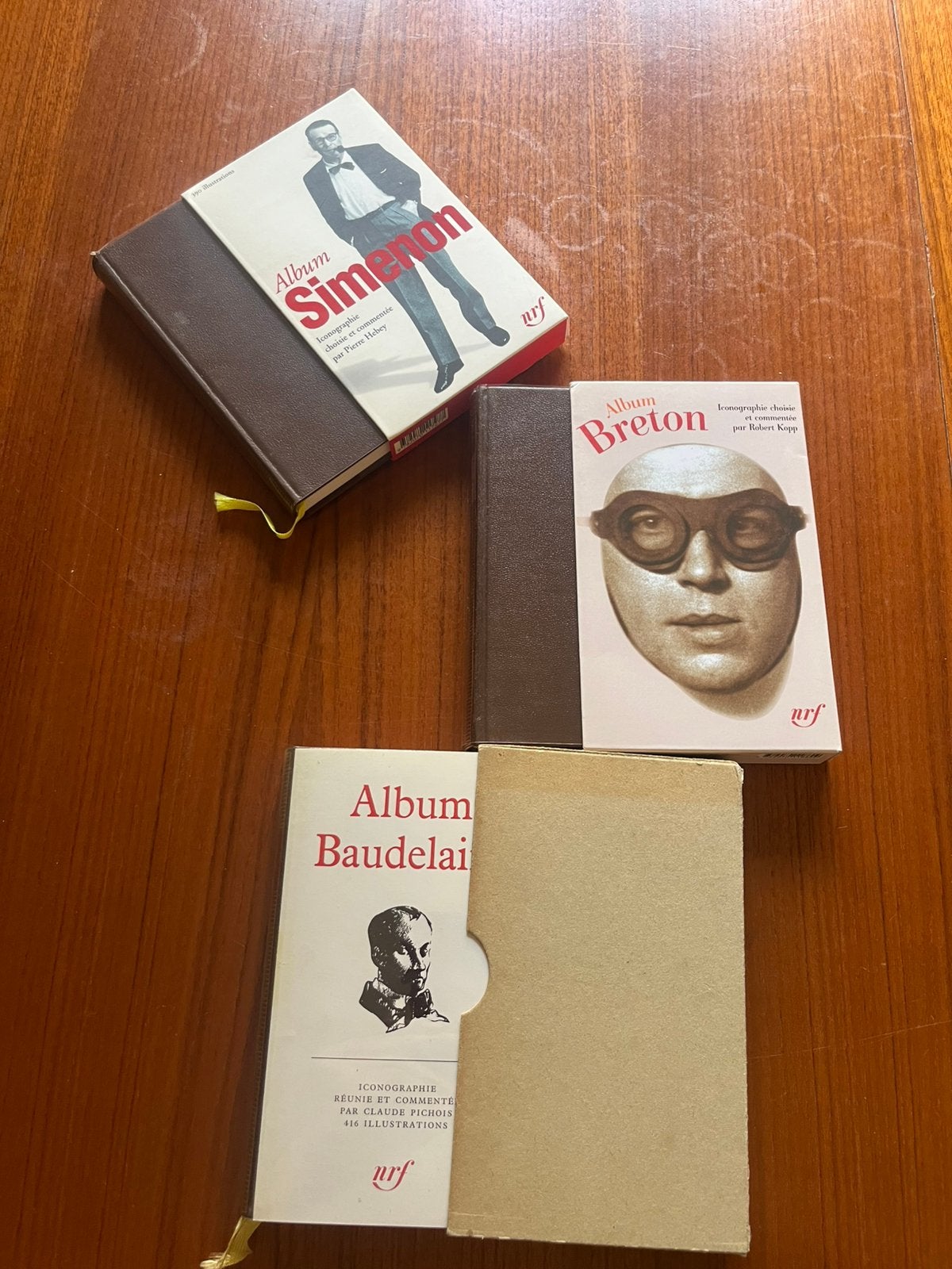 3 albums Pleiade Simenon Breton Baudelaire, Boeken, Biografieën, Ophalen of Verzenden, Zo goed als nieuw